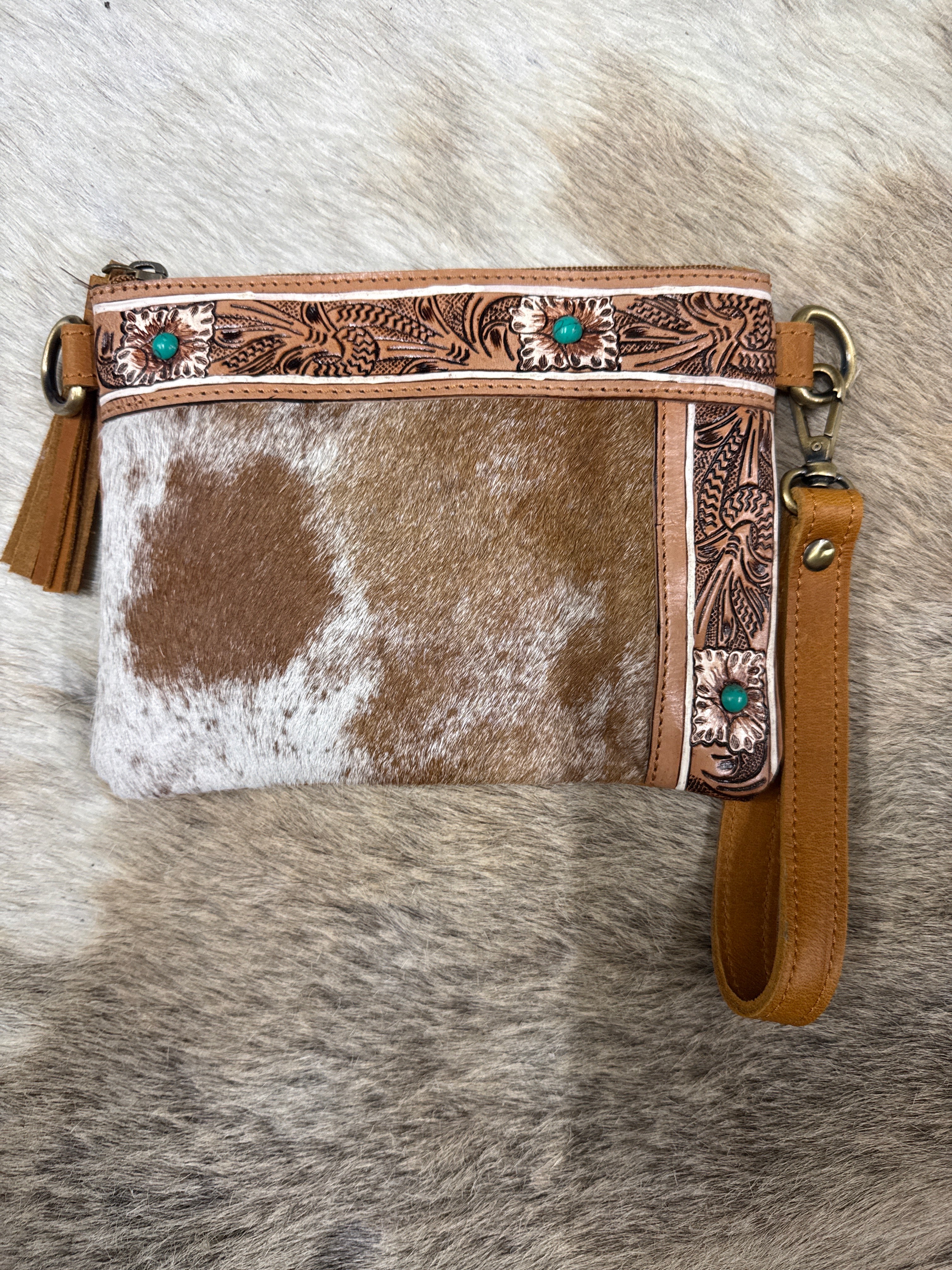 Crossbody wristlet