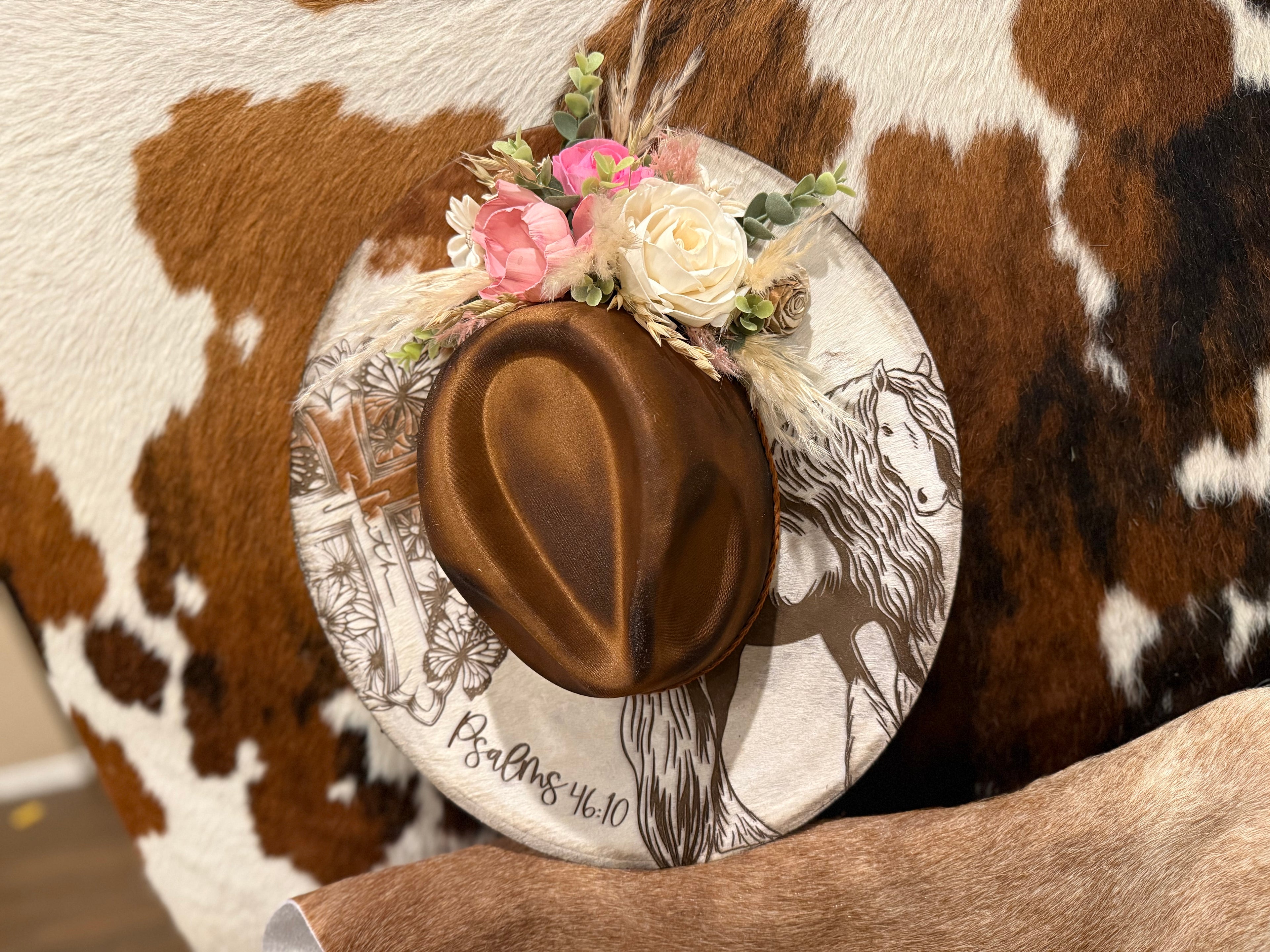 Engraved cowhide hat - horse pattern