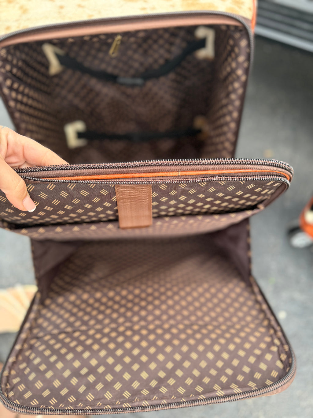 Suitcase 21.5 x 14 x 11.5 inches