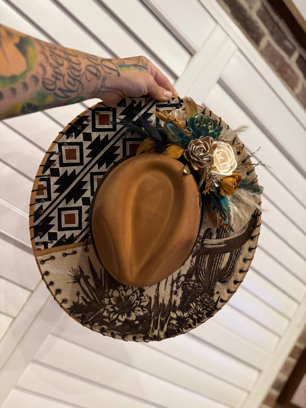 Engtaved cowhide hat - Hint of teal Aztec pattern