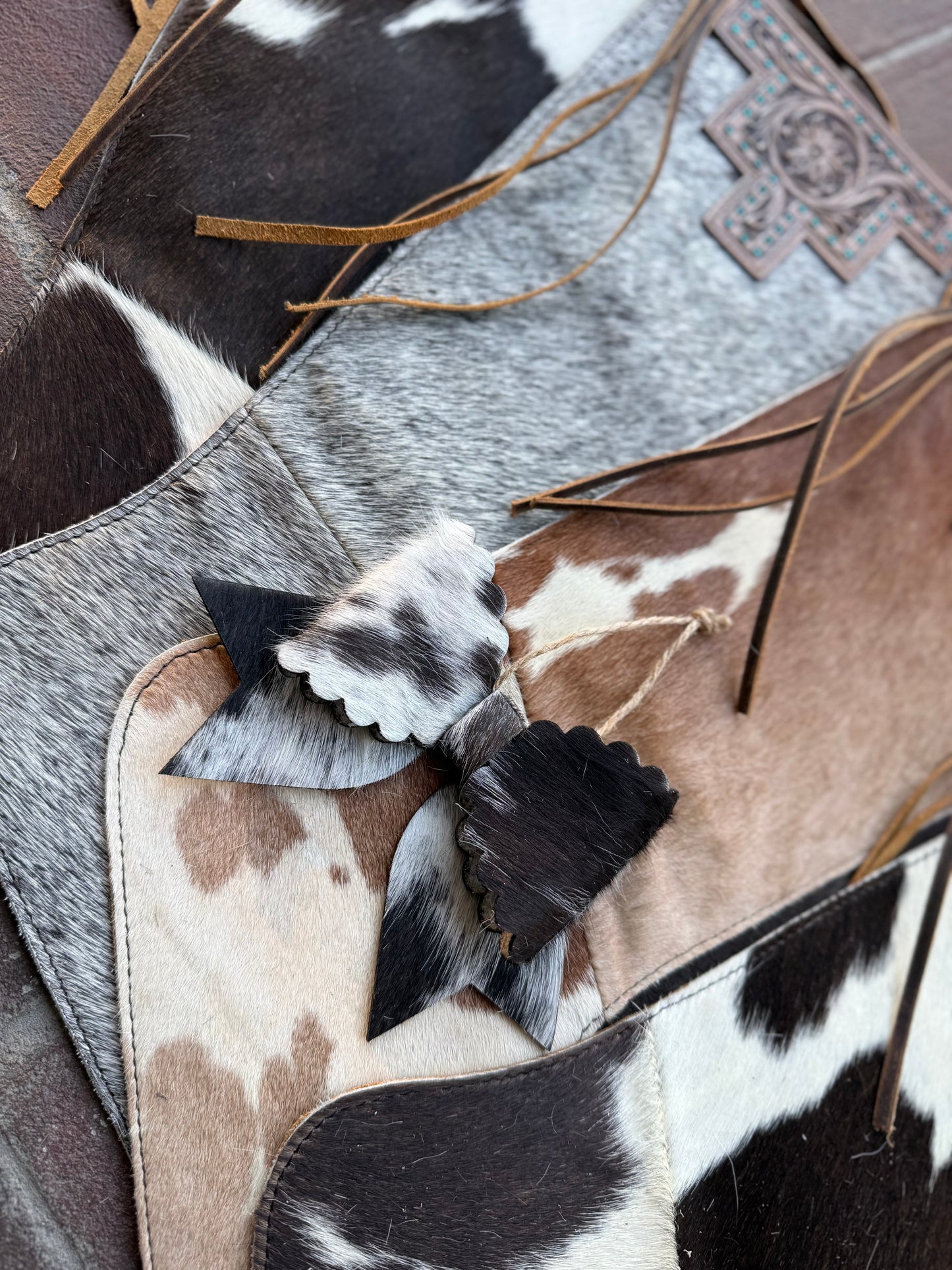 (Ruffle) Large cowhide bow ornament - no engraving offered