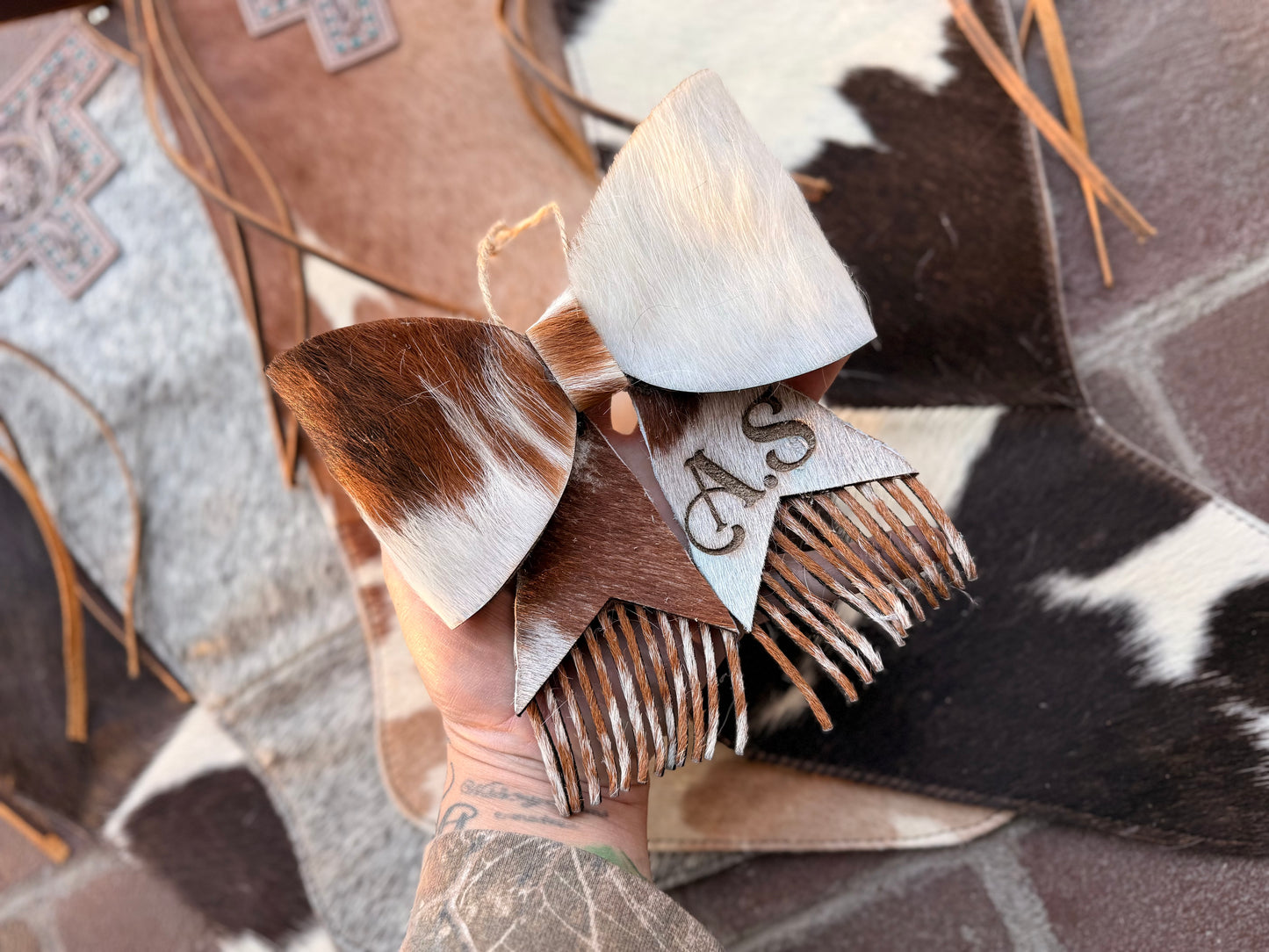 FRINGE Large cowhide bow ornament - free engraving