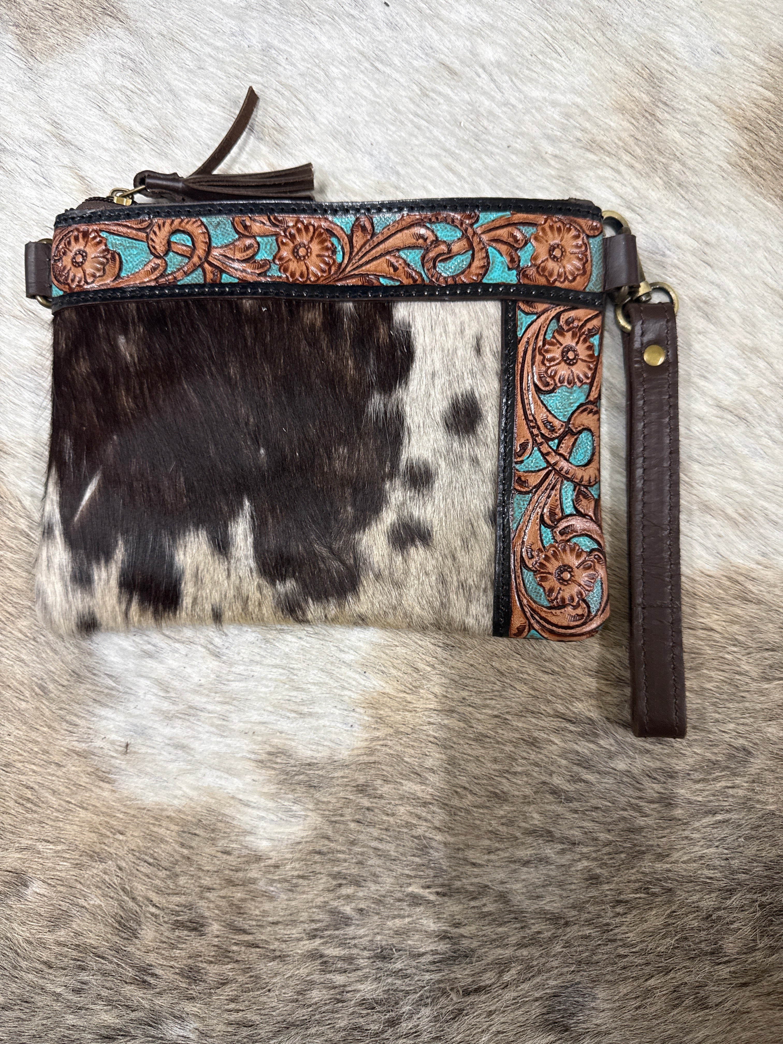 Crossbody wristlet