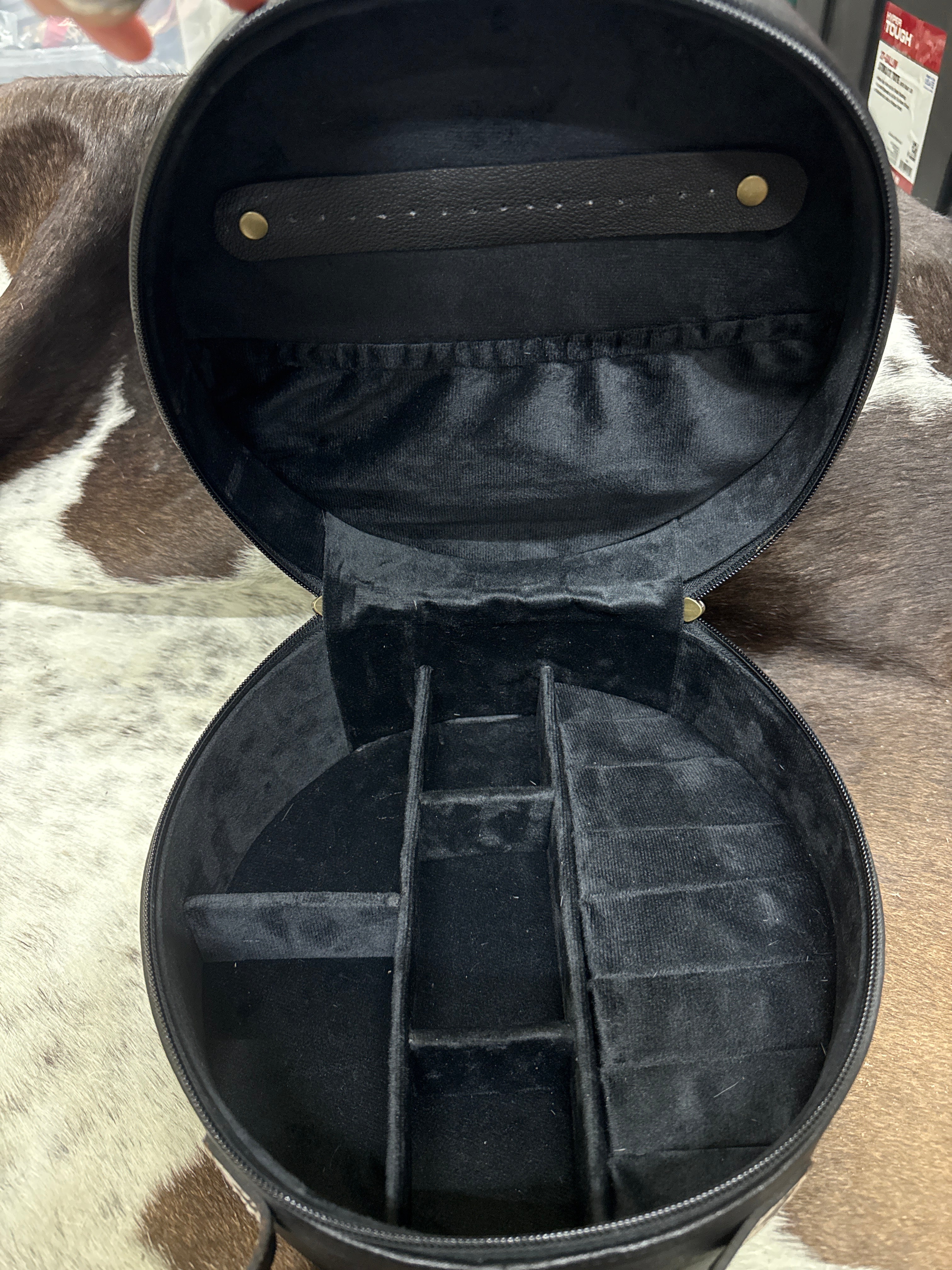 Round jewelry case