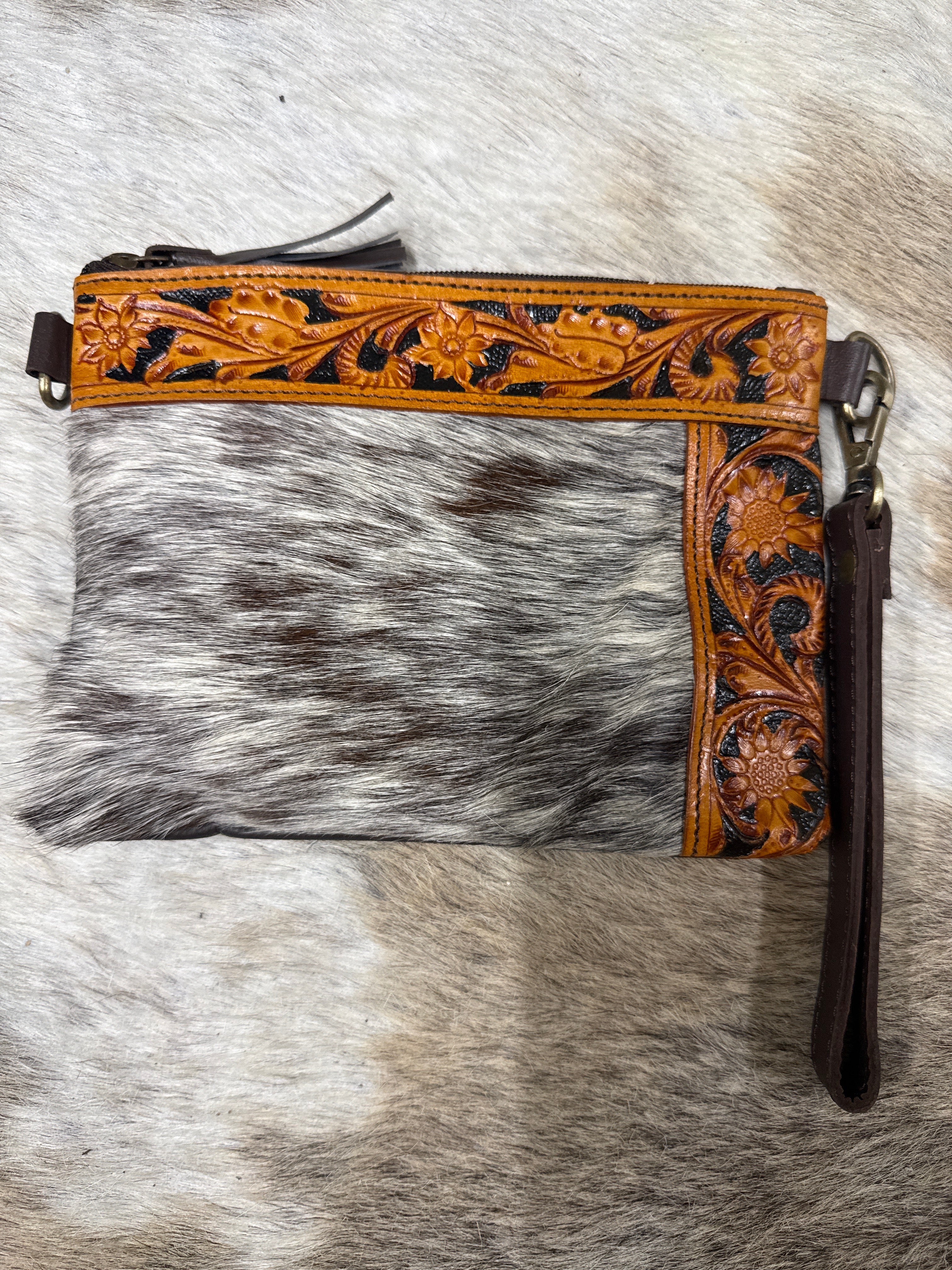 Crossbody wristlet