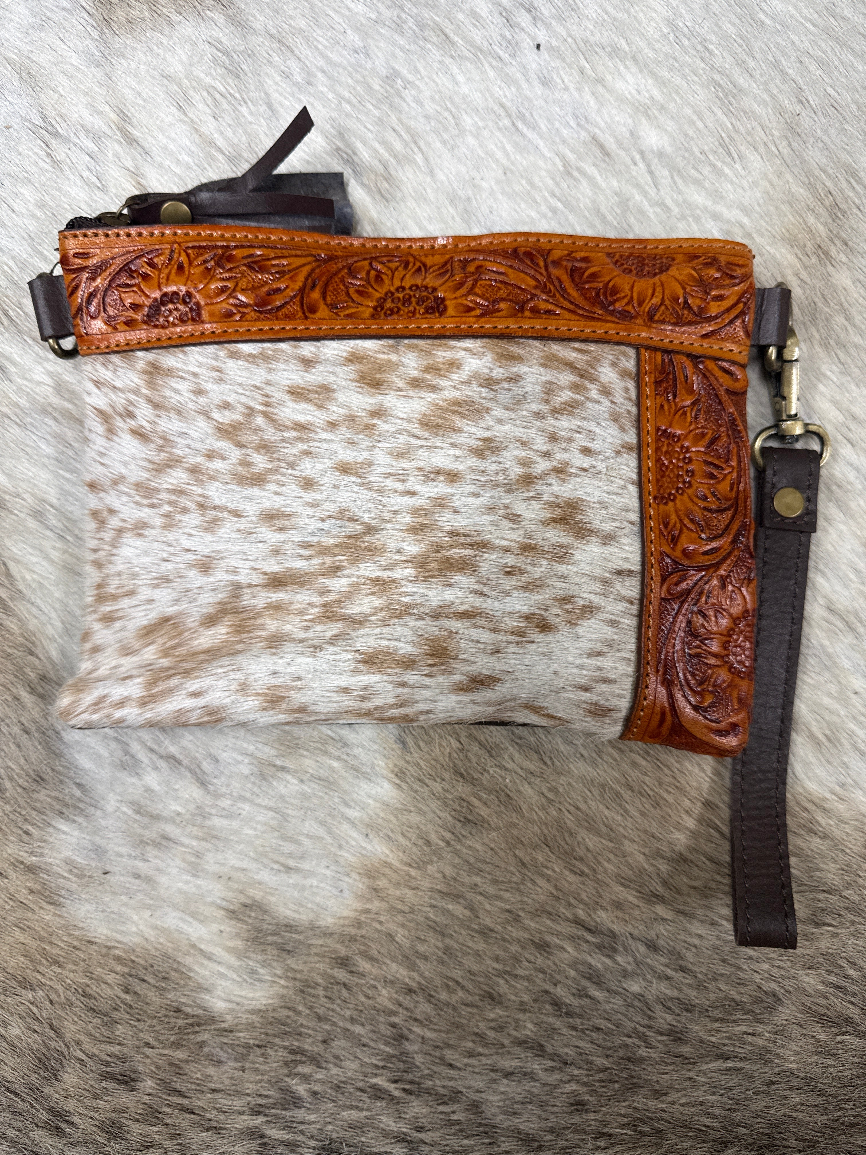 Crossbody wristlet
