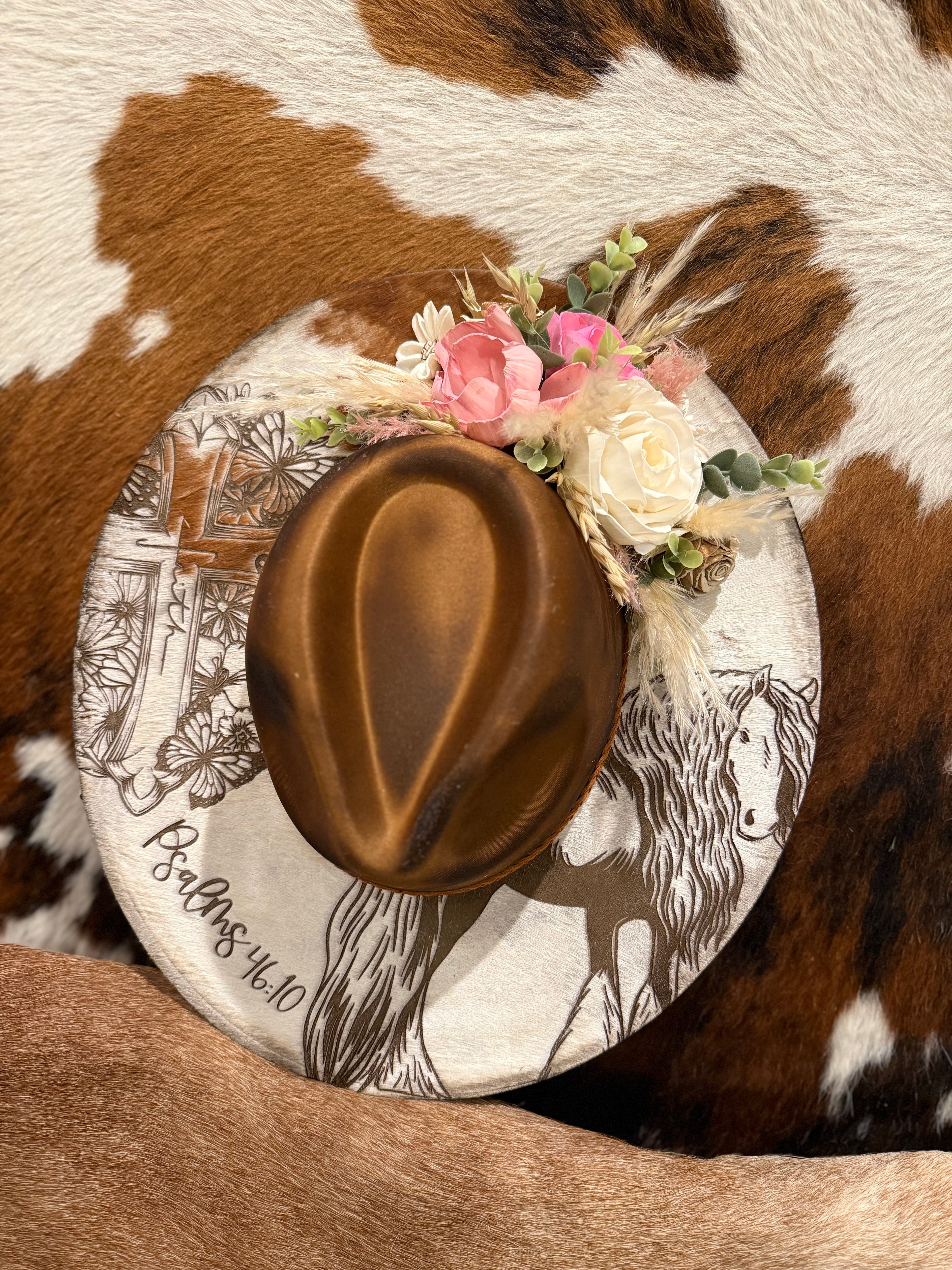 Engraved cowhide hat - horse pattern