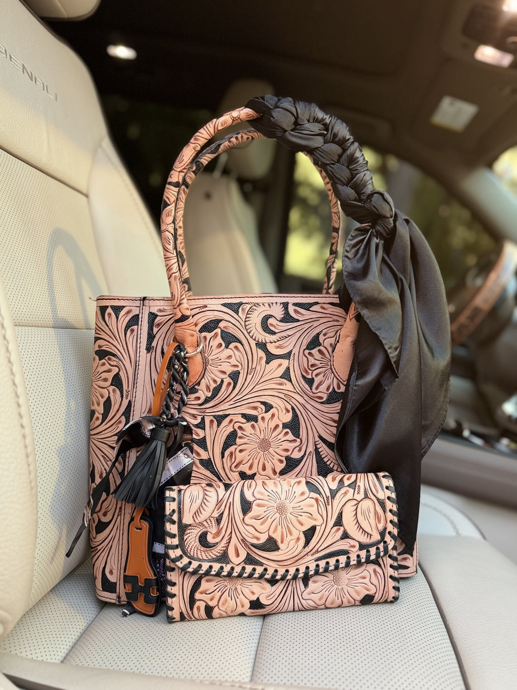 🖤Rosewood Rebel🖤Black and tan Tooled leather solid purse