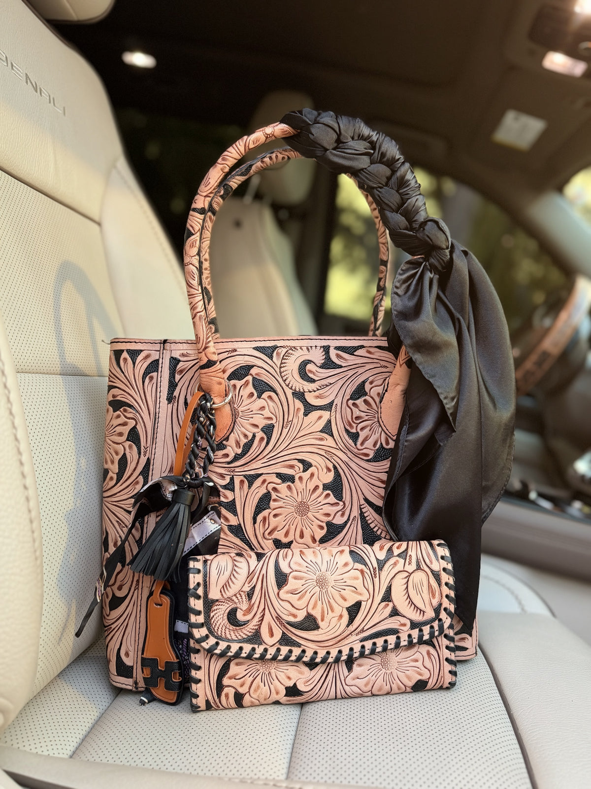 🖤Rosewood Rebel🖤Black and tan Tooled leather solid purse