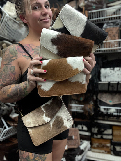 Cute crossbody plain. No engraving. You need to add engraving fee or will be shipped plain!