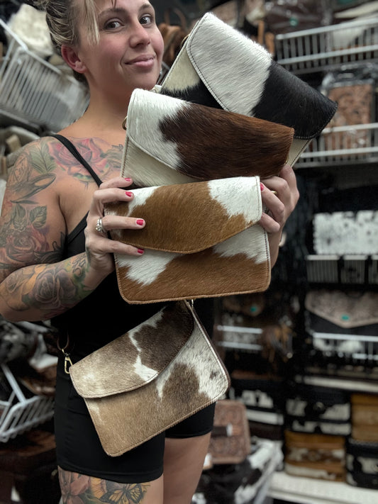 Cute crossbody plain. No engraving. You need to add engraving fee or will be shipped plain!