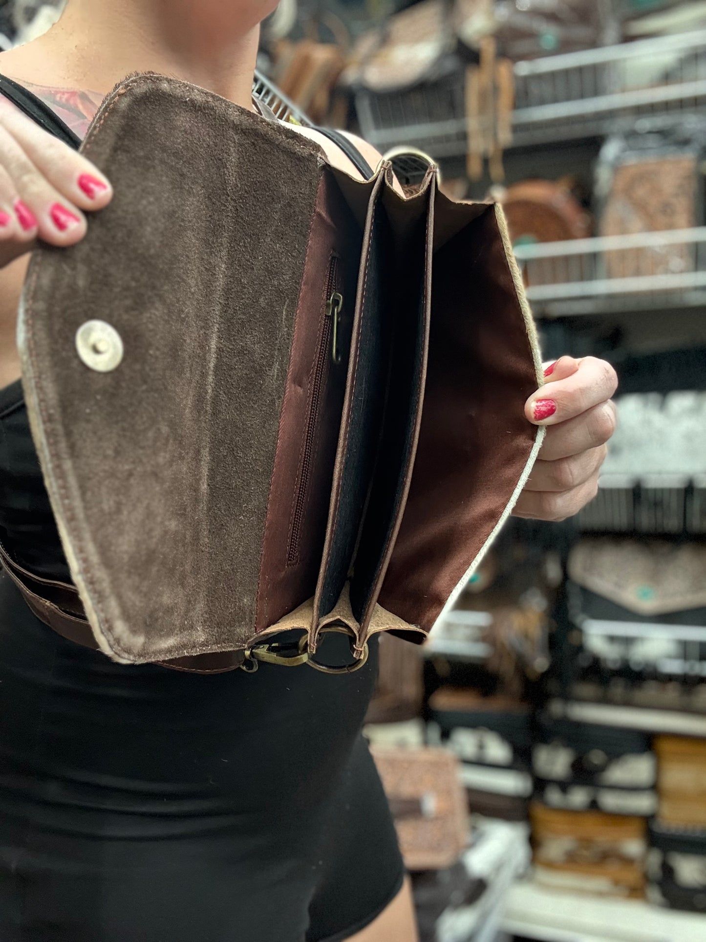 Cute crossbody plain. No engraving. You need to add engraving fee