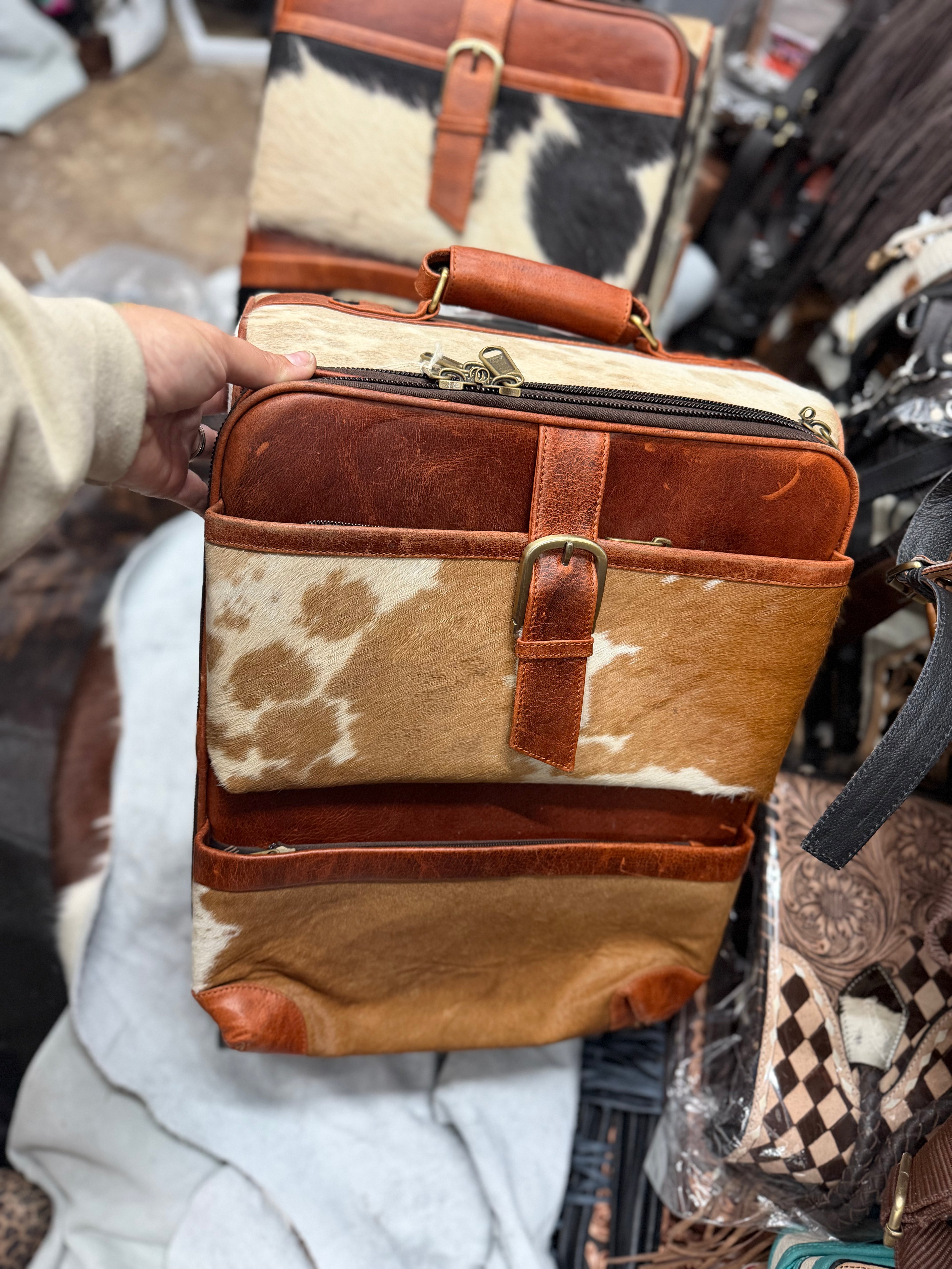 Suitcase 21.5 x 14 x 11.5 inches